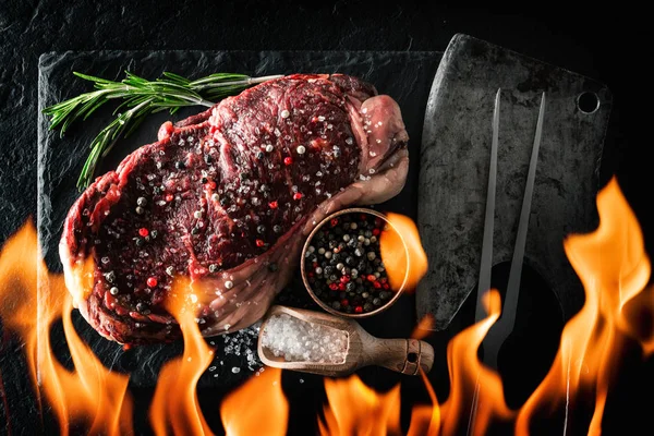 Marbling ribeye steak on black plate — Stock Photo, Image