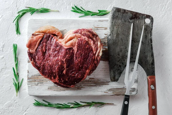Carne de ribeye de marmorização em forma de coração — Fotografia de Stock