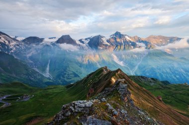 Grossglockner geçidinde gün doğumu.