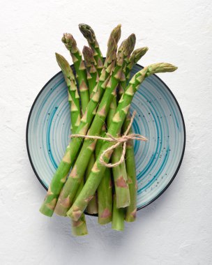 Mavi tabakta yeşil kuşkonmaz filizi