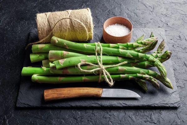 Espargos verdes brotam com faca — Fotografia de Stock