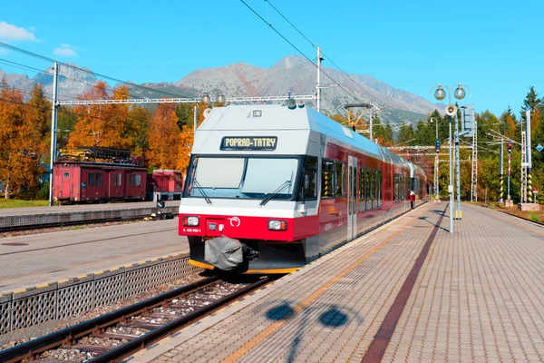 Train rouge dans les Tatras slovaques — Photo