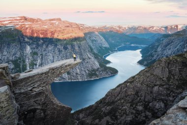 Norveç dağlarında Trolltunga 'da bir turist