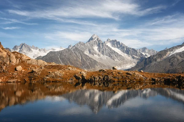 Lac de Chesery sjö i Frankrike Alperna — Stockfoto
