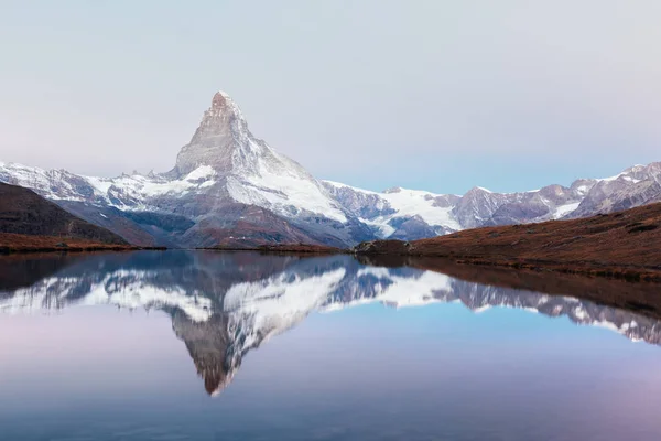 Pico de Matterhorn en el lago Stellisee —  Fotos de Stock