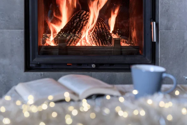 Hygge concept con libro aperto — Foto Stock