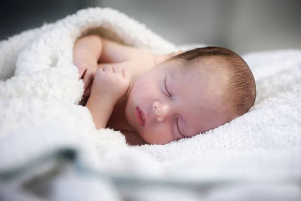 Slapende pasgeboren baby — Stockfoto