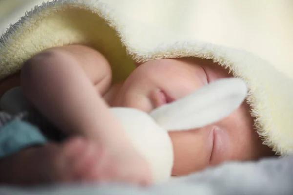 Újszülött baba plüss nyúljátékkal — Stock Fotó
