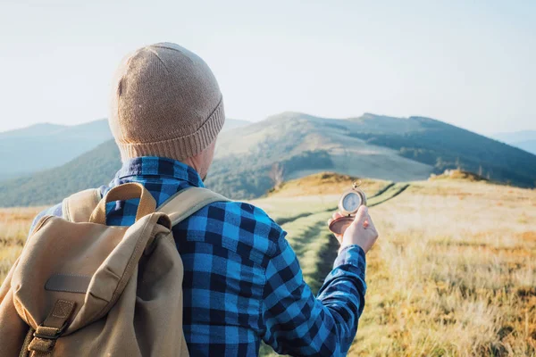 Tourist with compass in hand — Stock fotografie