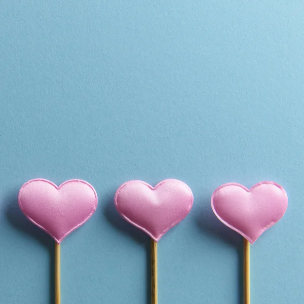 Три розовых текстильных сердца — стоковое фото