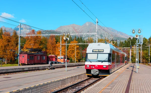 Červený vlak na železniční stanici — Stock fotografie