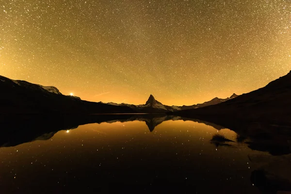 Hihetetlen éjszaka kilátás nyílik Matterhorn csúcs a svájci Alpok Stellisee tó — Stock Fotó
