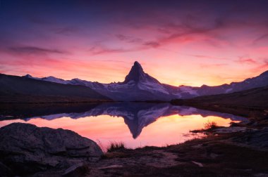 Stellisee Gölü 'ndeki Matterhorn zirvesi