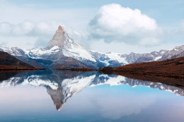 Matterhorn peak with reflection on Stellisee lake — Stock Photo, Image