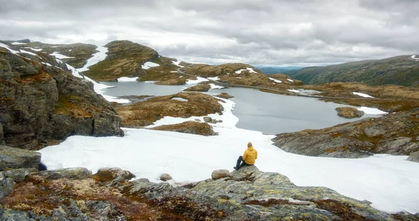 Tipico paesaggio norvegese con montagne innevate — Foto Stock