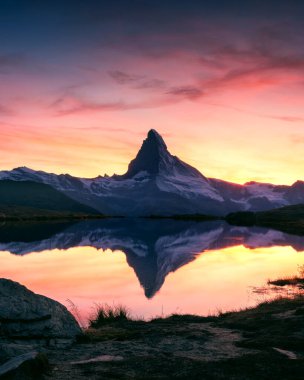 Stellisee Gölü 'ndeki Matterhorn zirvesi