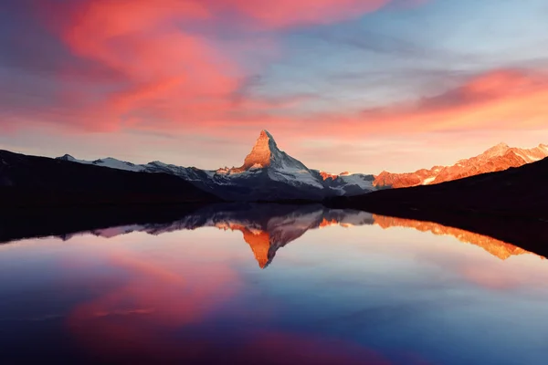Vrchol Matterhorn u jezera Stellisee — Stock fotografie