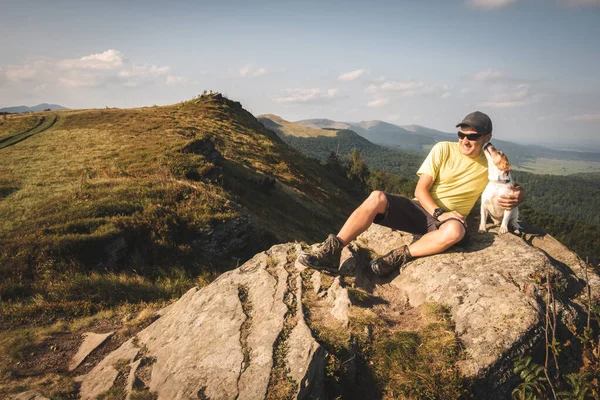 Один турист сидить на краю скелі — стокове фото
