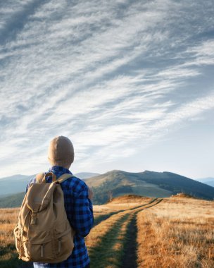 Sırt çantalı bir adam dağ yolunda