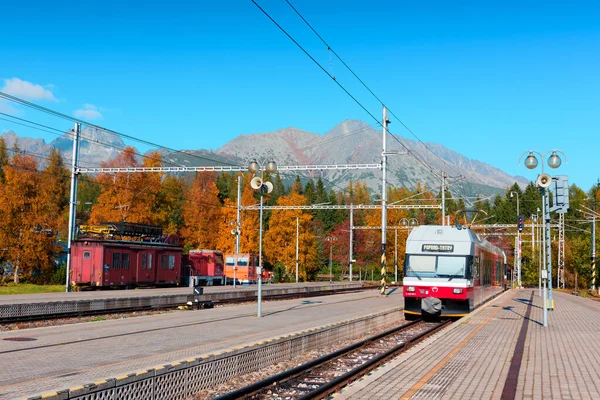 Érkezik a piros vonat Strbske pleso — Stock Fotó