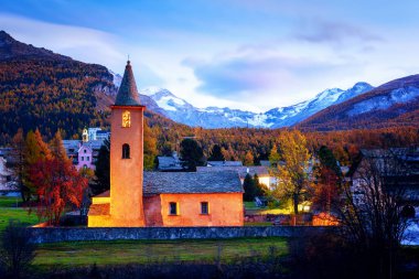 İsviçre Alplerindeki Sils köyündeki eski kilise.