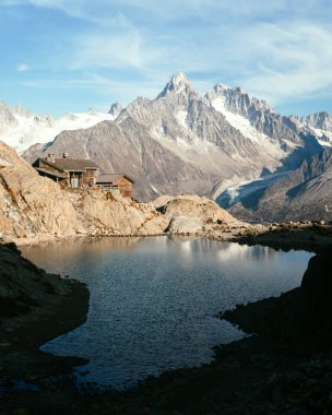 Lac Blanc gölündeki ahşap kulübe.