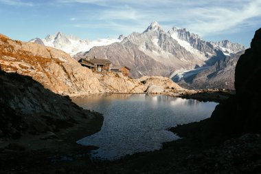 Lac Blanc gölünde güneşli bir gün
