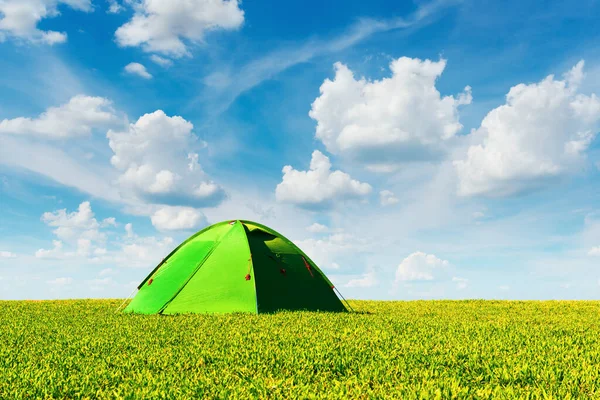 春の山の緑のテント — ストック写真