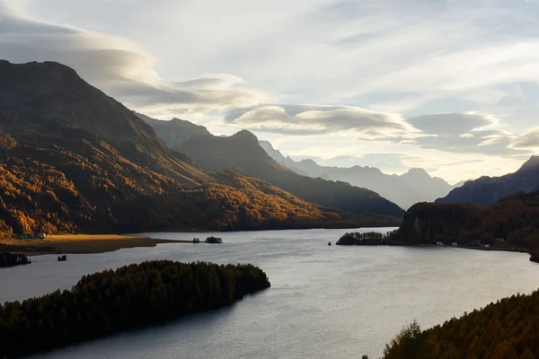 Φθινόπωρο λίμνη Sils στις Ελβετικές Άλπεις — Φωτογραφία Αρχείου