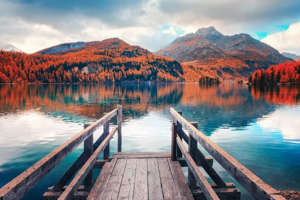 Wooden pier on autumn lake Sils — Stock Photo, Image