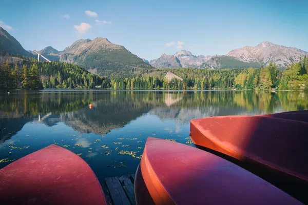 Barcos rojos en el lago Strbske Pleso — Foto de Stock