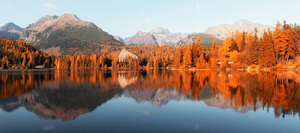 Lago Strbske pleso en otoño — Foto de Stock
