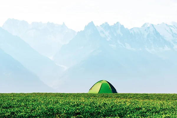 Tenda verde nelle montagne primaverili — Foto Stock