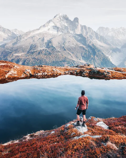 Vista incrível sobre Monte Bianco cordilheira com turista em primeiro plano — Fotografia de Stock