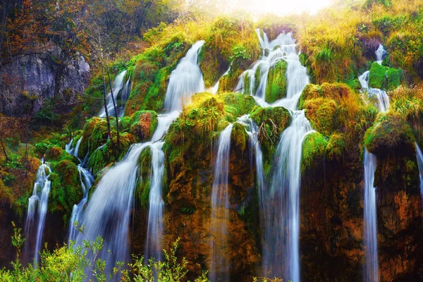 Fluxos de água de cachoeira incrível em lagos Plitvice — Fotografia de Stock