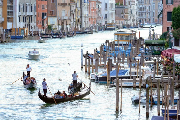 Gôndolas e barcos no Grande Canal de Veneza — Fotografia de Stock