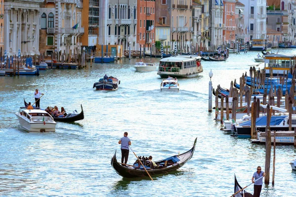 Gondeln und Boote auf venezianischem Kanal — Stockfoto