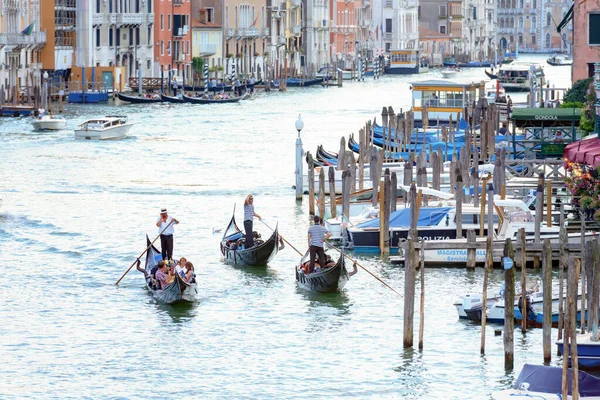 Gôndolas e barcos no Grande Canal de Veneza — Fotografia de Stock