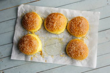 Parşömen üzerinde ev yapımı hamburger ekmeği.