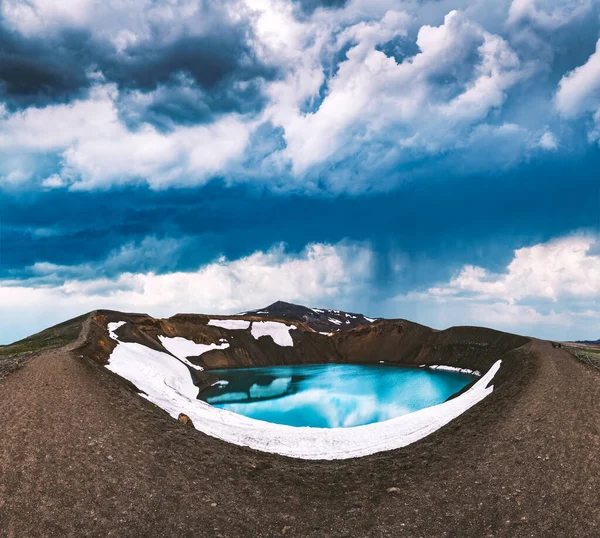 Драматический вид на озеро с бирюзовой водой — стоковое фото