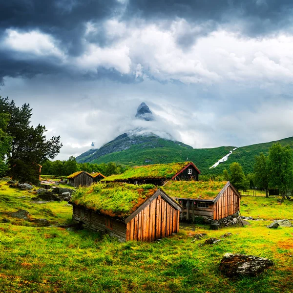 Norskt gräs tak gammalt hus — Stockfoto