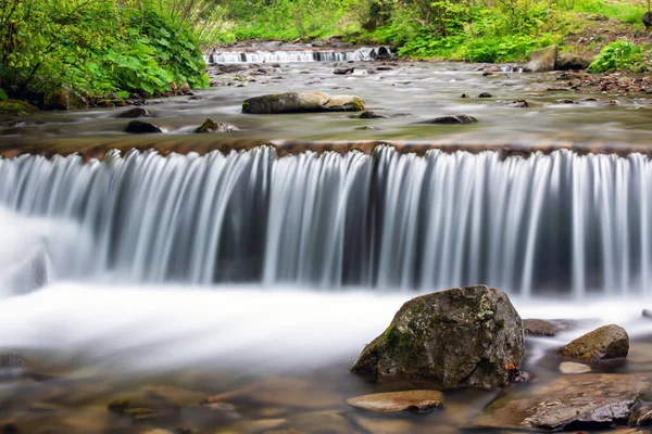 Små vattenfall på våren skog — Stockfoto