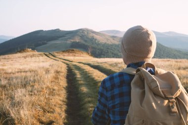 Sırt çantalı bir adam dağ yolunda