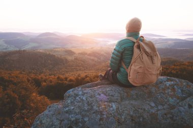 Uçurumun kenarında yalnız bir turist