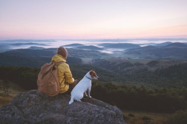 Uçurumun kenarında yalnız bir turist oturuyor.