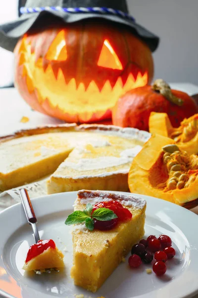 Leckere hausgemachte Torte zu Halloween — Stockfoto