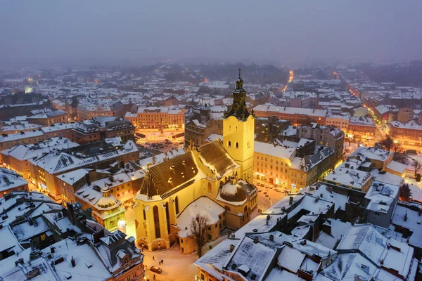 Gorgée paysage urbain de l'hiver ville de Lviv — Photo
