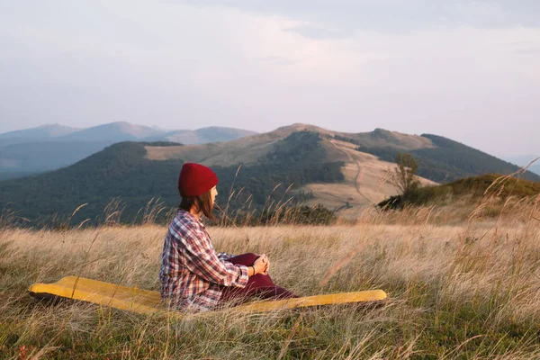 Menina sozinha nas montanhas do outono — Fotografia de Stock