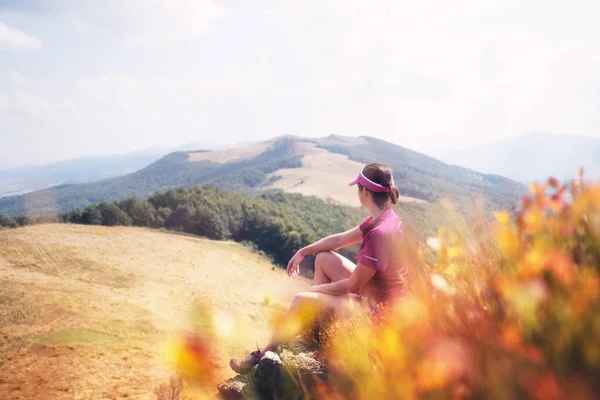 Samotna dziewczyna na krawędzi klifu — Zdjęcie stockowe
