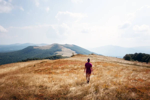 Ragazza sola in montagna autunno — Foto Stock